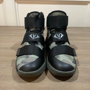 Mens Basketball Shoes Size 8.5 camouflage